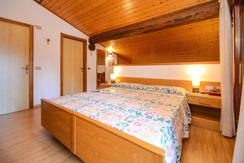 Fotografia provvisoria di una camera con soffitto in legno